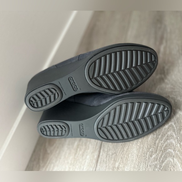 NWOT CROCS REAL SUEDE LEATHER ANKLE WEDGE BOOTIES - Picture 3 of 7